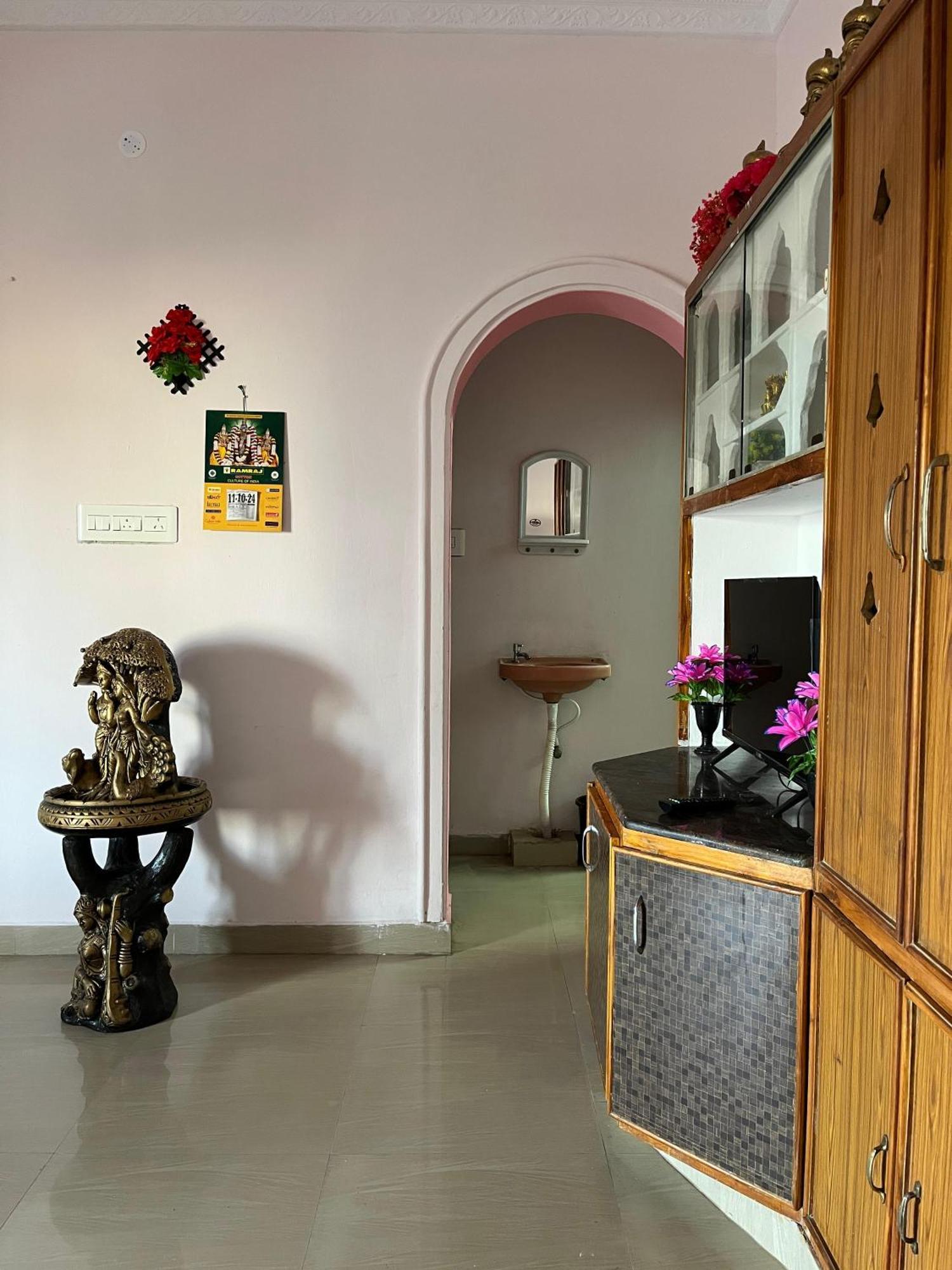Annamaiah - 5 Minutes Walkable To Sri Padmavathi Ammavari Temple - 10 Mins Drive From Railway Station And Bus Station - Especially For Small Families And Group Of Peoples Homestay Tirupati